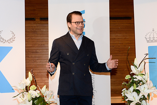STOCKHOLM 2016-03-02 Prins Daniel meddelar att kronprinsessan Victoria fött en prins. Hovet kallade till pressträff i Rydbergska rummet på Karolinska sjukhuset på onsdagskvällen. Prinsen är 52 centimeter lång och väger 3655 gram. Mor och barn mår bra. Foto: Henrik Montgomery / TT / kod 10060